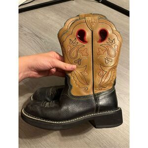 Ariat Short Tan,Red, and Black Boots Sz 6B Women’s